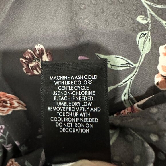 Torrid size 2 (2X) gray floral smocked short flutter sleeve top FLAW - Picture 7 of 10